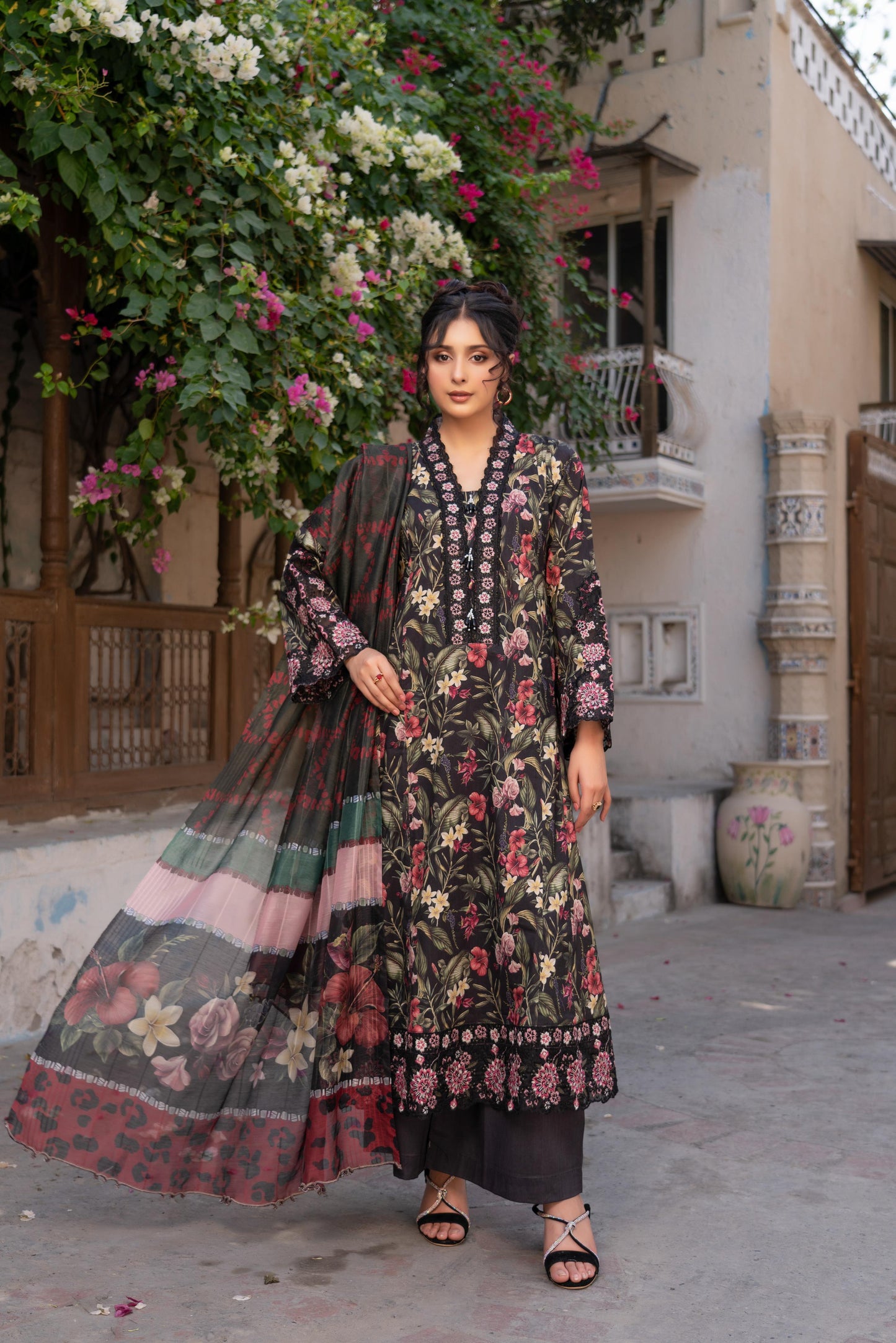 Munria Lawn Black