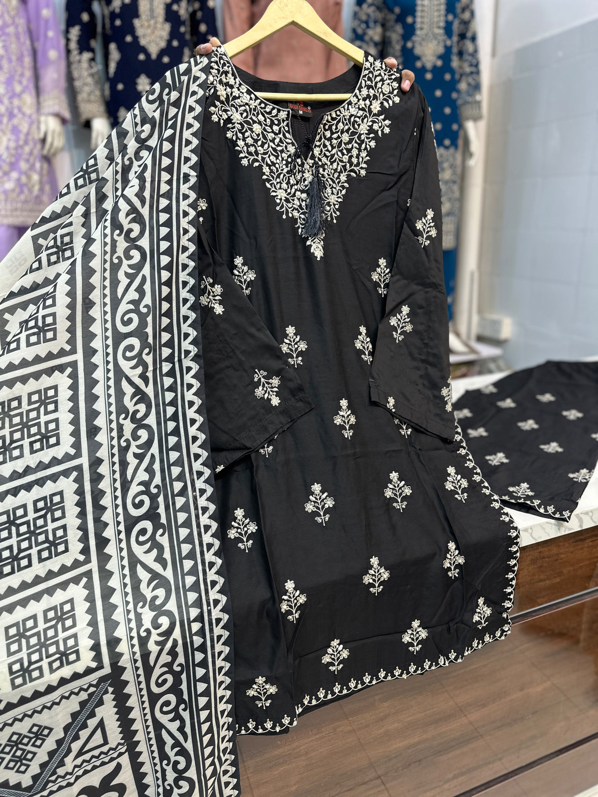 PB729 Black