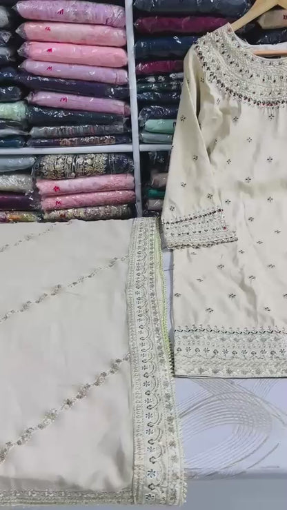 SG2527 Off White